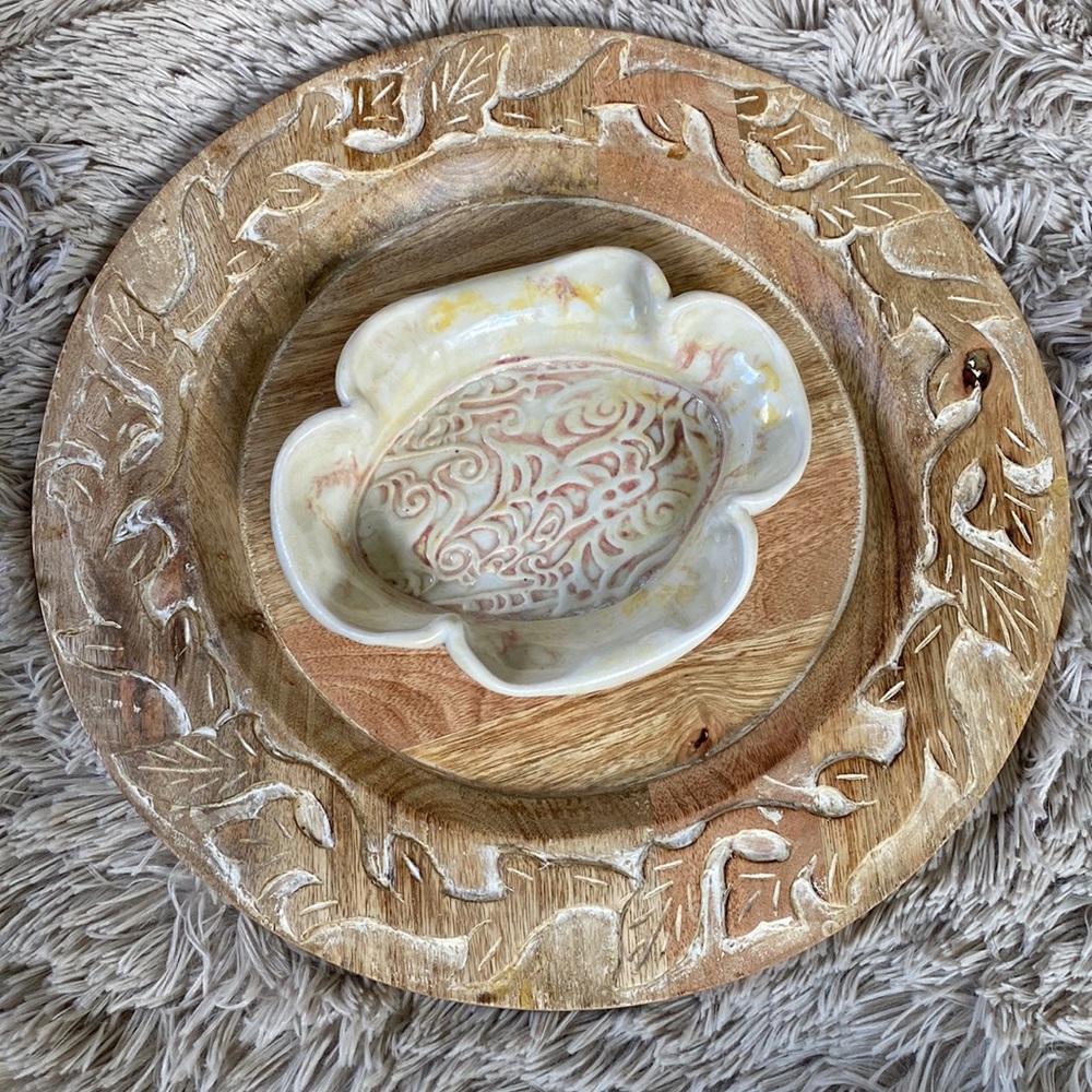 HANDMADE EMBOSSED TRACY CATCHALL SOAP DISH EUC